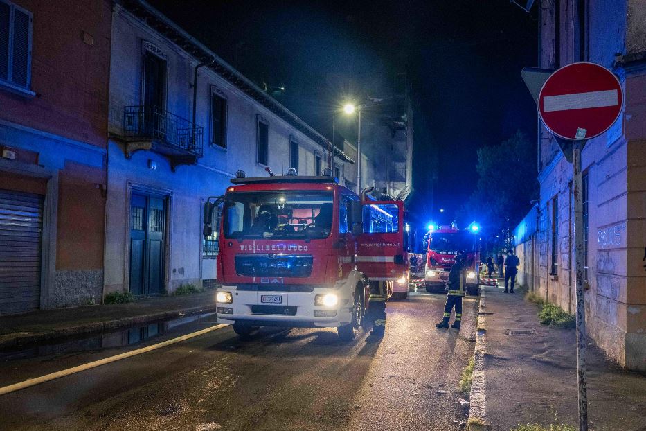 I vigili del fuoco sul luogo della tragedia a Milano