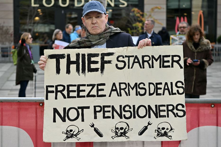 Proteste a Edimburgo contro il governo di Londra