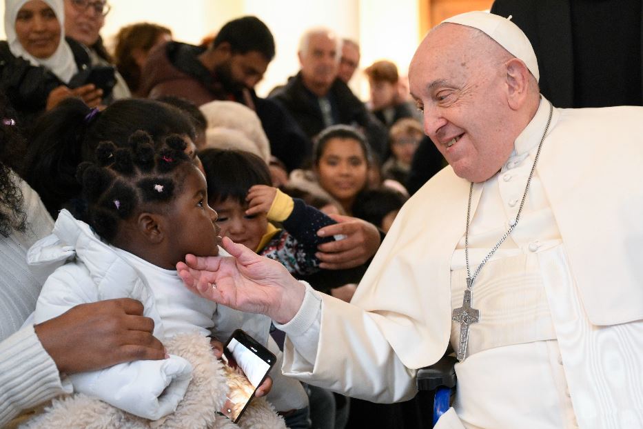 Il Papa con i bambini del dispensario Santa Marta