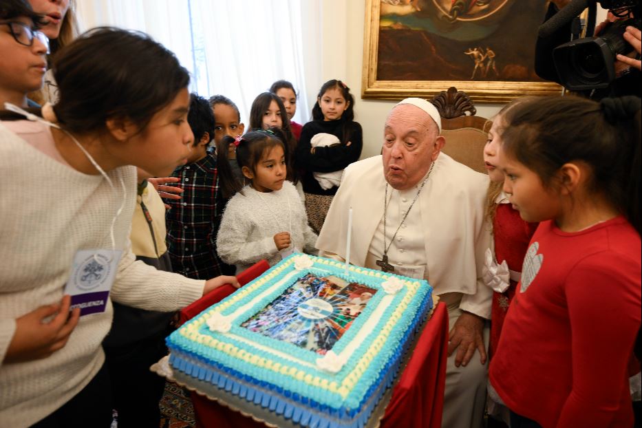 Il Papa con i bambini del dispensario Santa Marta