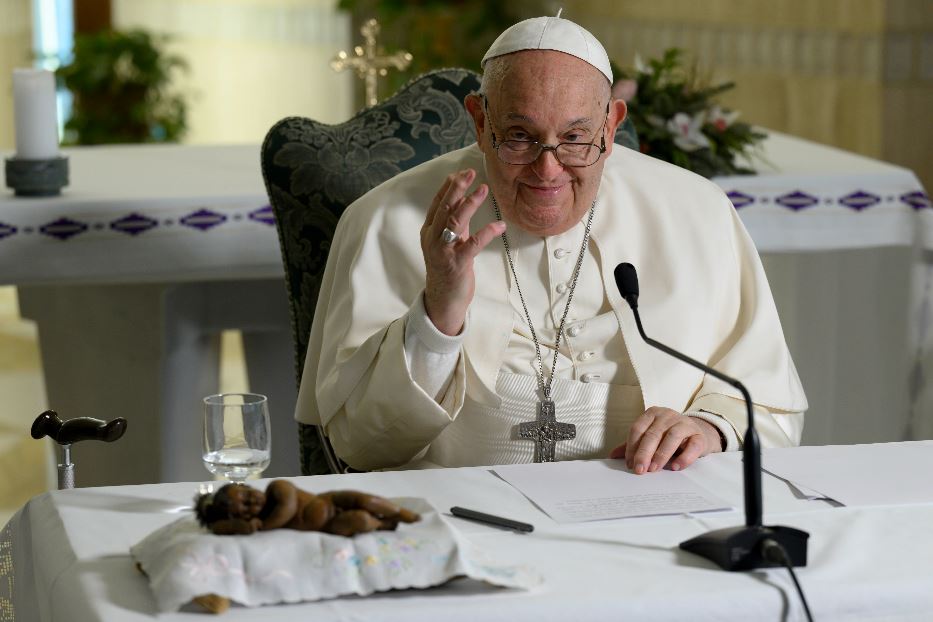 Il Papa durante l'Angelus dalla Cappella di Casa Santa Marta