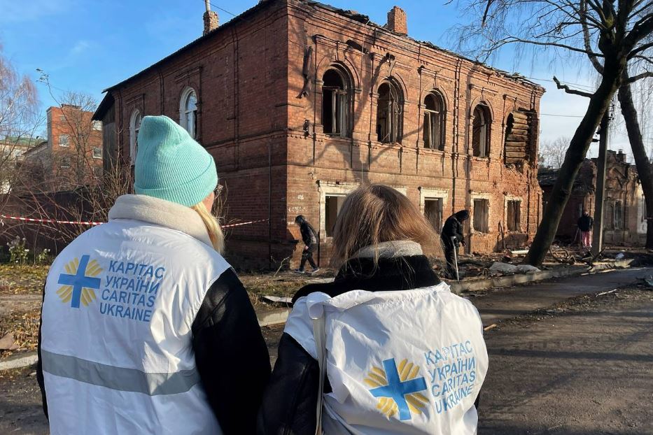 I volontari della Caritas intervengono per aiutare la gente dopo un bombardamento a Sumy