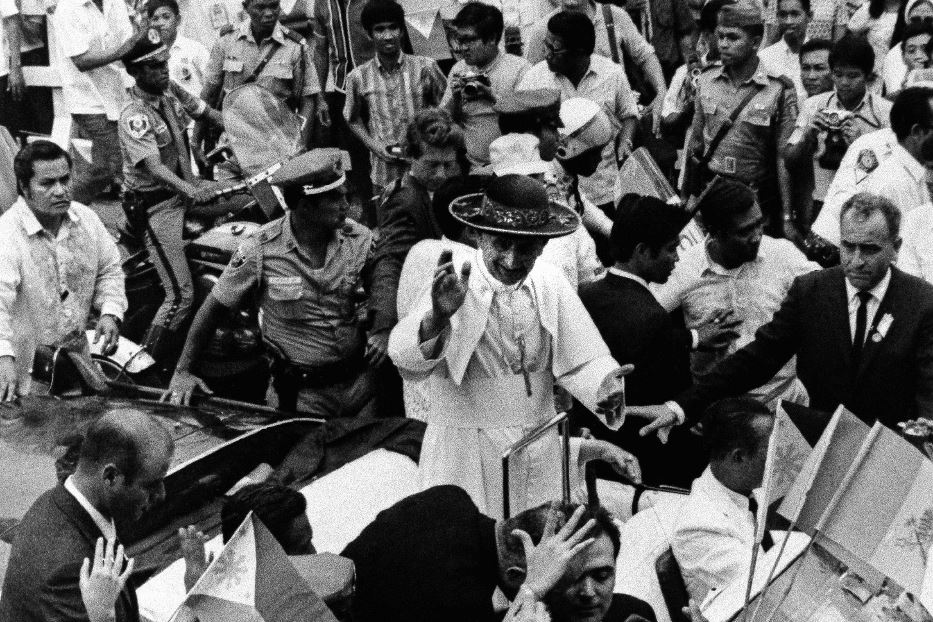 Manila: l'abbraccio della folla a Paolo VI nella capitale delle Filippine, prima tappa del pellegrinaggio in Asia Orientale e Oceania