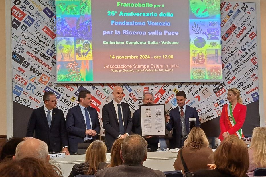 La presentazione del quadro che verrà donato ai Premi Nobel per la pace