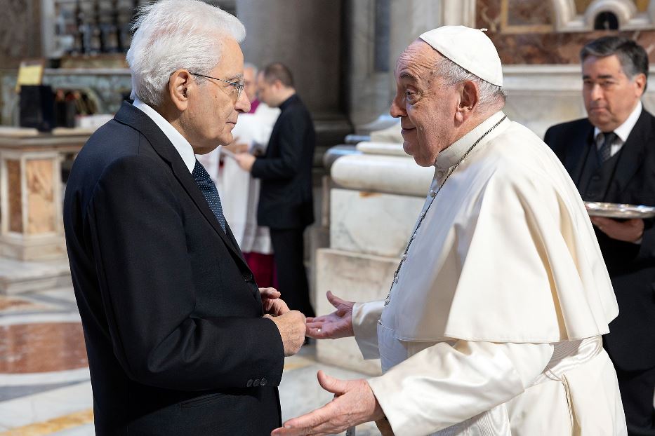 Il Papa con il presidente della Repubblica, Mattarella