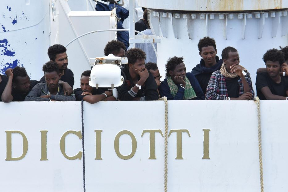 I migranti in attesa dello sbarco sulla nave Diciotti nell'agosto del 2018