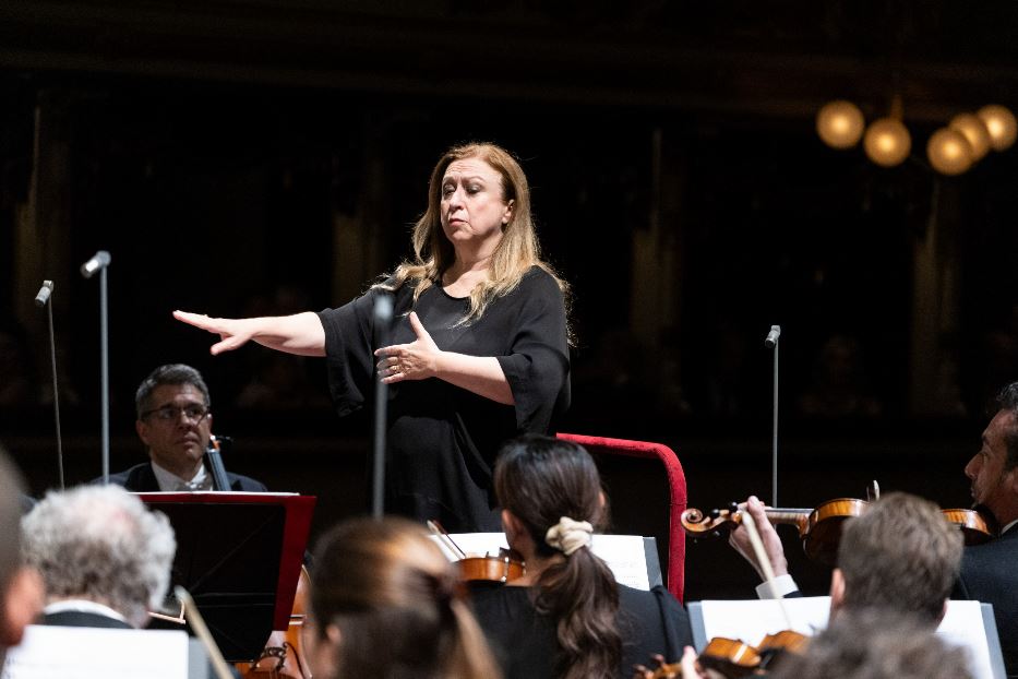 La direttrice d'orchestra australiana Simone Young durante un concerto con la Filarmonica al teatro alla Scala