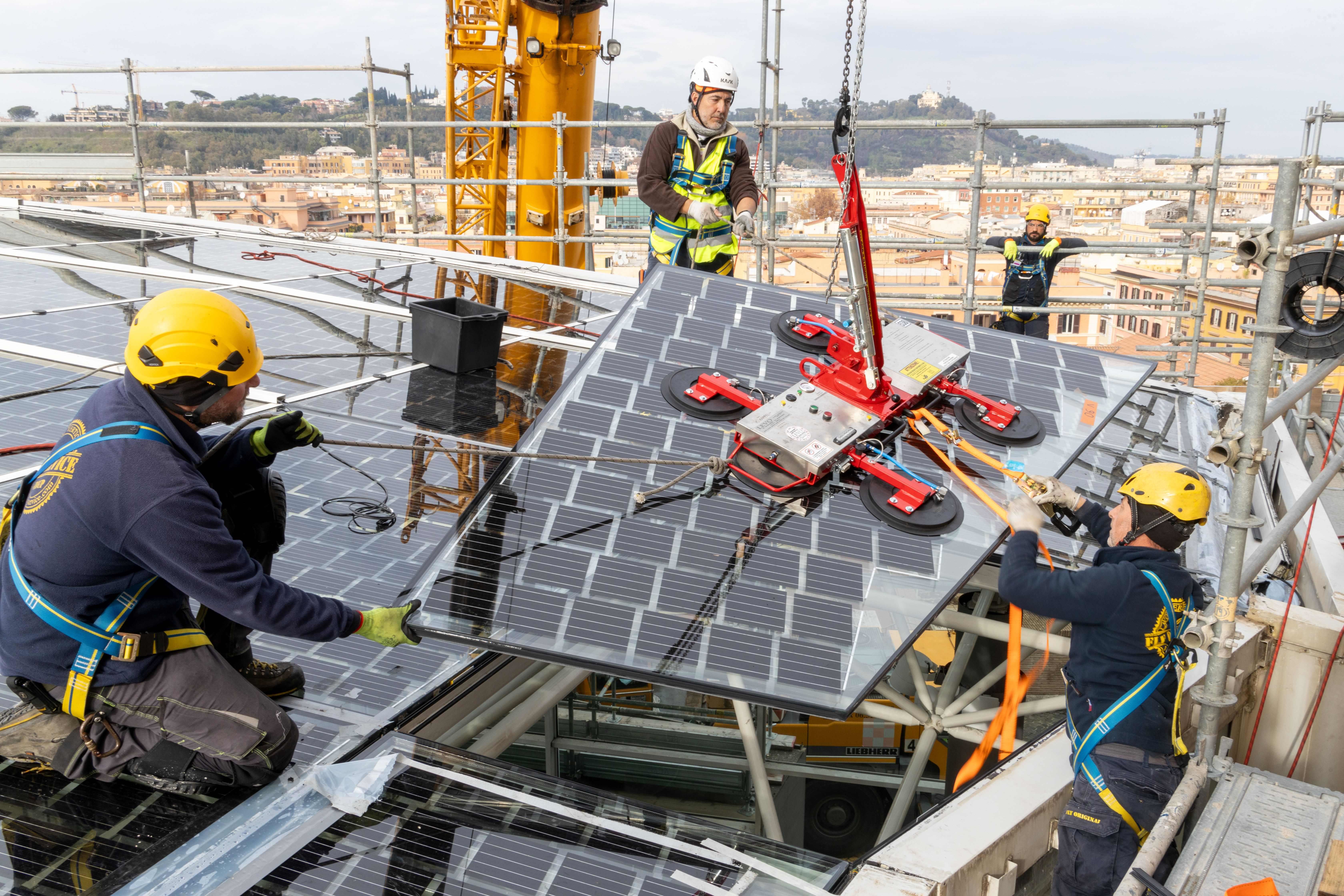 L'installazione della vetrata solare sui Musei Vaticani