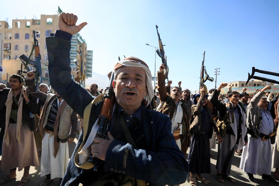 Miliziani Houthi in piazza a Saana in Yemen