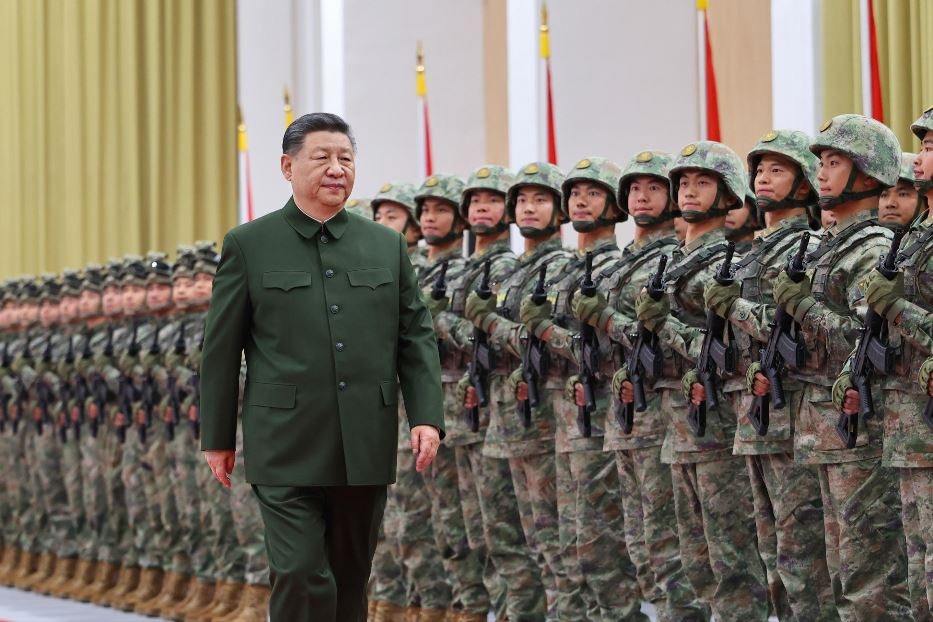 Il presidente cinese Xi Jinping passa in rassegna le truppe dell'Esercito popolare di liberazione cinese di stanza a Macao