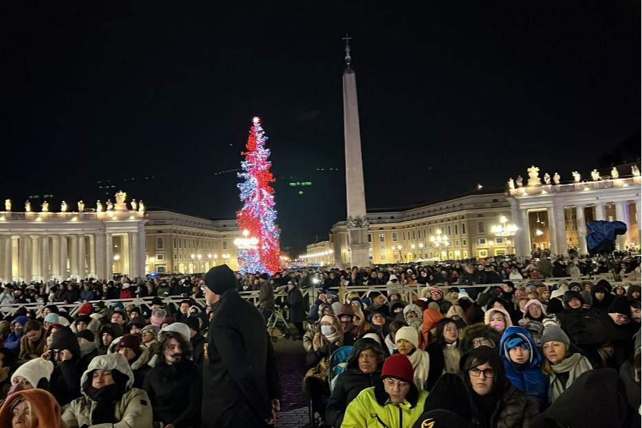 I fedeli radunati in piazza San Pietro per l'apertura della Porta Santa