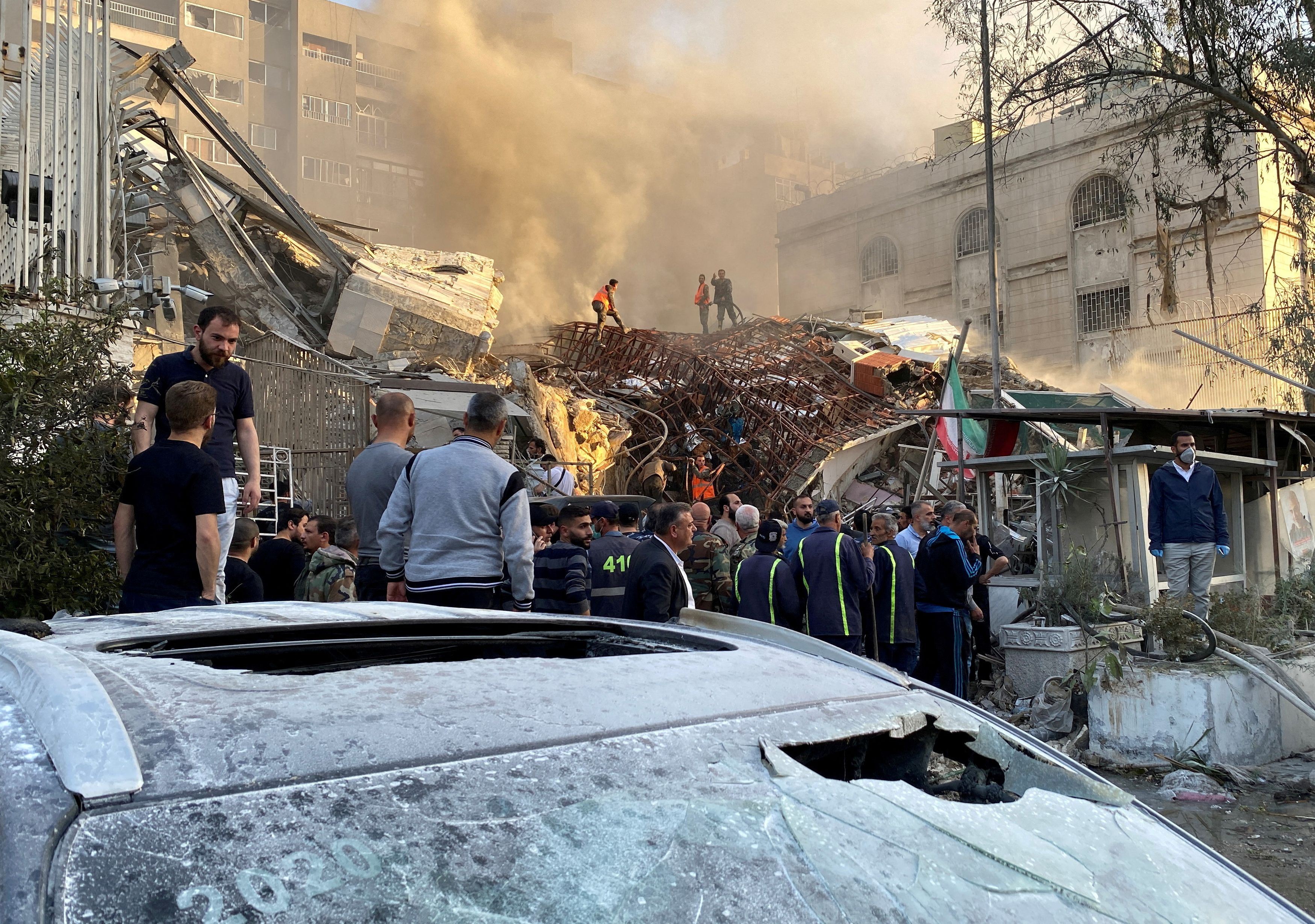 Fumo sale dalle macerie del palazzo distrutto dal raid di Israele a Damasco