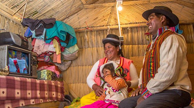 Una famiglia peruviana che ha avuto accesso all'elettricità con le soluzioni Tozzi Green