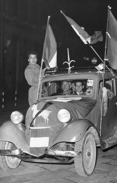 Il 26 ottobre 1954 Tricolori in festa e bandiera istriana a lutto