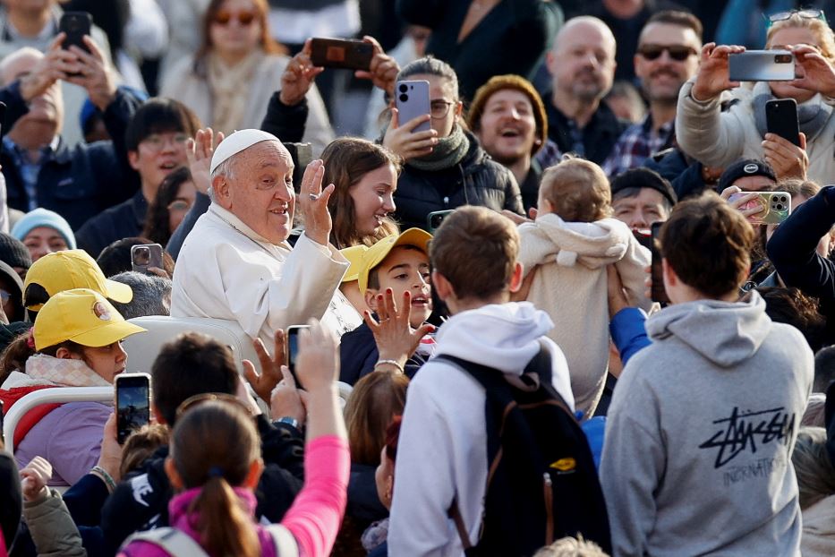 Papa Francesco attraversa piazza San Pietro per l'udienza generale di questa mattina