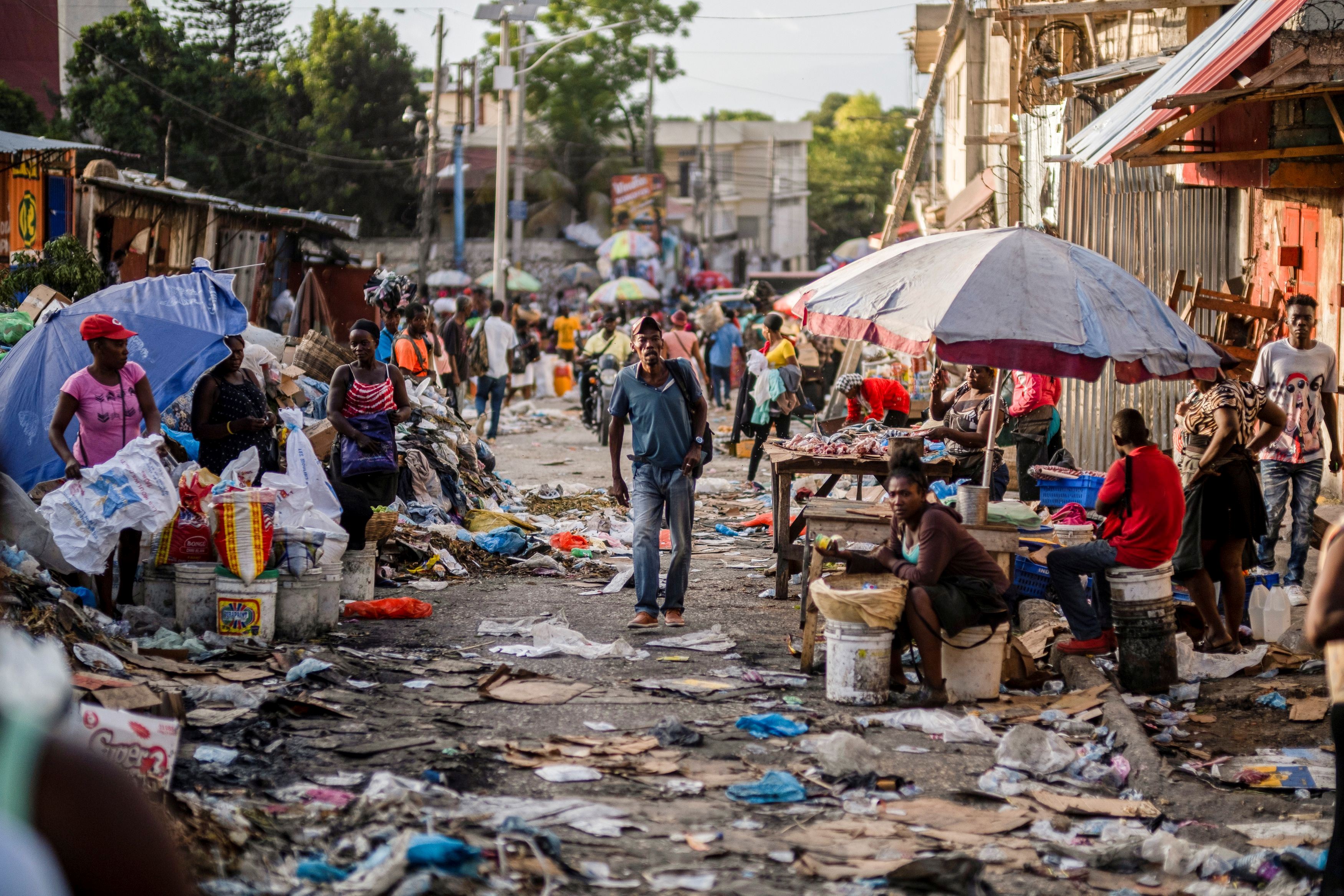 La capital está llena de residuos que nadie puede recoger