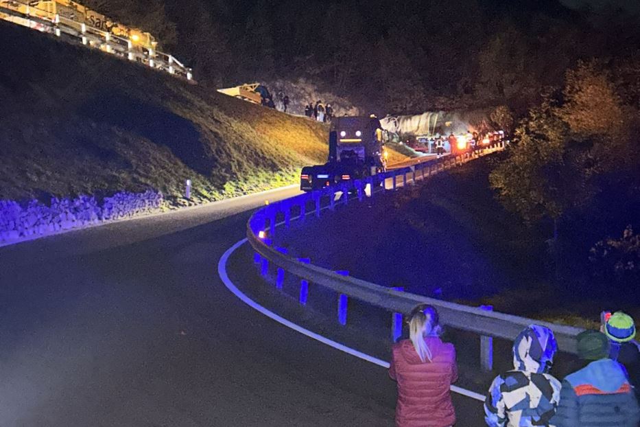 Le gente per le strade fotografa e festeggia il passaggio dell'abete diretto a Roma