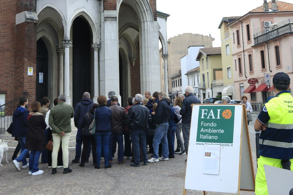 In coda per entrare nella chiesa di Vigevano