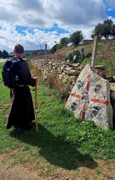 Fra Fabrizzio COngiu sul Cammino francescano di Sardegna