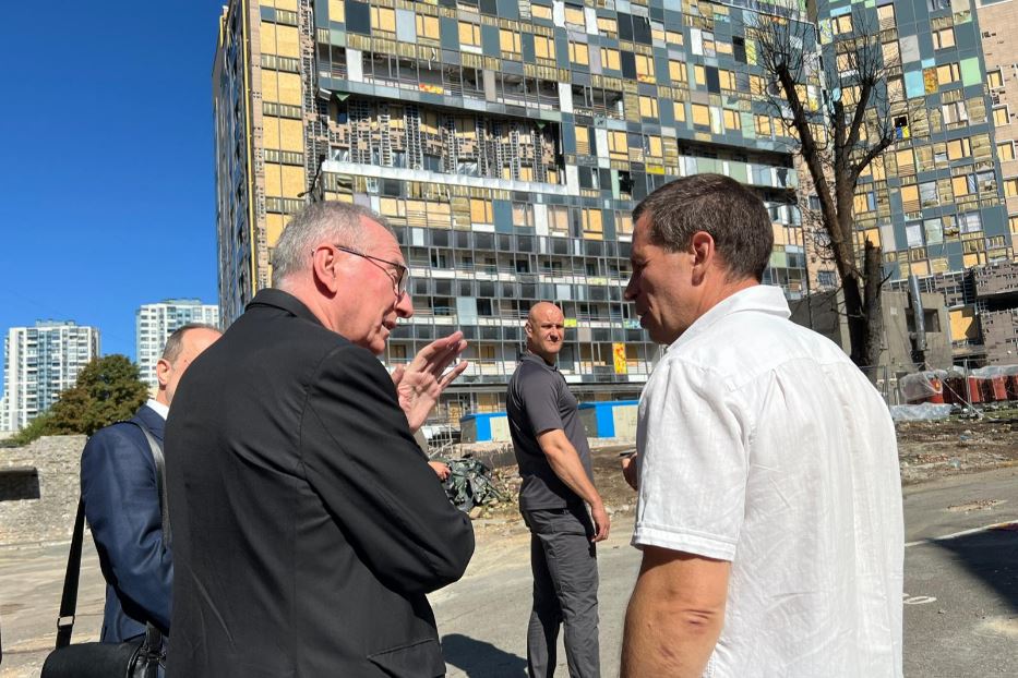 Il cardinale Parolin visita l'ospedale pediatrico di Kiev bombardato due settimane fa