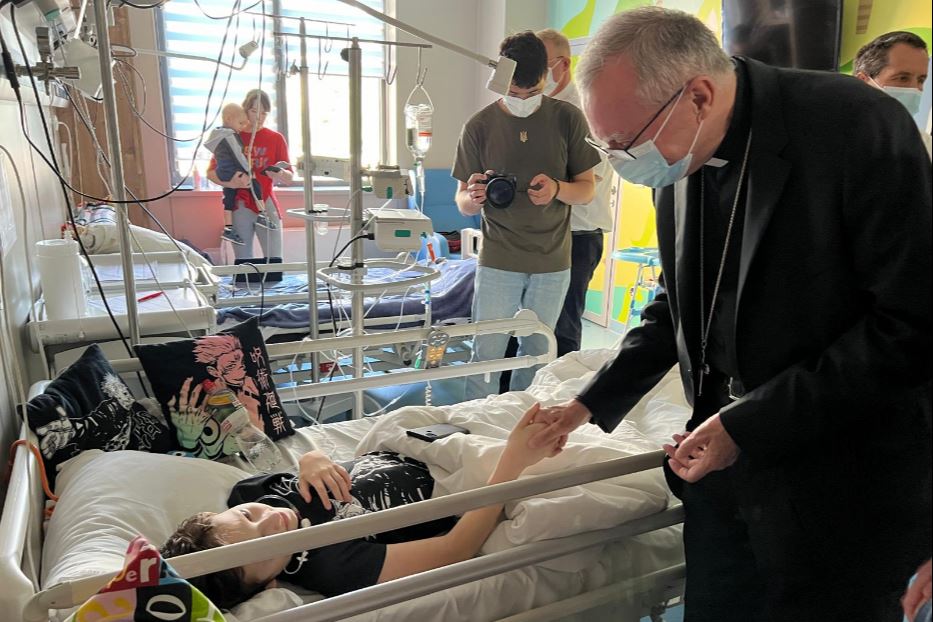 Il cardinale Parolin fra i piccoli pazienti del reparto oncologico nell'ospedale pediatrico di Kiev bombardato due settimane fa