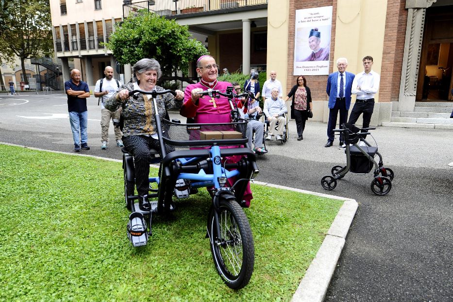 L'arcivescovo Mario Delpini inaugura le biciclette speciali per disabili alla Sacra Famiglia di Cesano Boscone