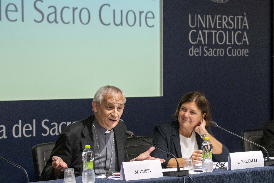 Un momento dell'intervento del cardinale Zuppi. Al suo fianco, la professoressa Elena Beccalli, rettrice dell'Università Cattolica