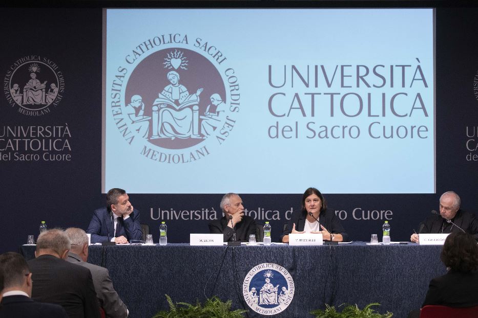 Al dialogo 'Per un Ateneo generatore di speranza' hanno partecipato, oltre al cardinale e alla rettrice, Alessandro Zaccuri, direttore della comunicazione della Cattolica (a sinistra), e il vescovo Claudio Giuliodori, assistente ecclesiastico della Cattolica (a destra)