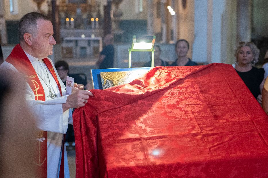 L'arcivescovo di Ravenna-Cervia, Lorenzo Ghizzoni, scopre uno dei pannelli sensoriali che riproducono i mosaici della basilica Sant'Apollinare Nuovo