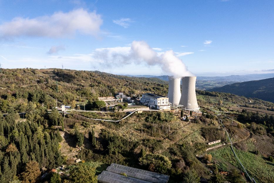 la centrale geotermica Valle Secolo a Larderello, nel cuore del distretto della geotermia in Toscana. L’impianto è costituito da due turbine da 60 MW, per una potenza installata complessiva di 120 MW che ne fanno il più grande del distretto e uno dei più grandi al mondo