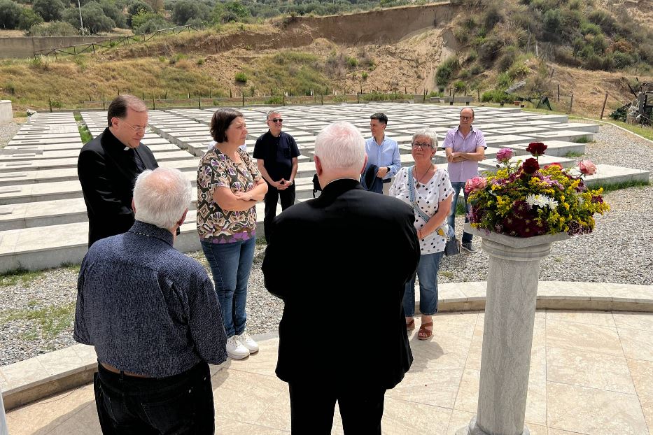 La preghiera del cardinale Bassetti nel cimitero di Armo dove è stato creato il memoriale delle vittime del mare