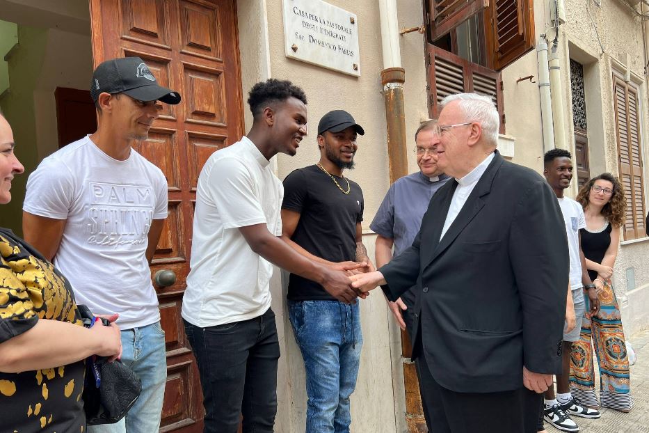 il cardinale Gualtiero Bassetti con gli ospiti e gli operatori della Casa per i migranti a Reggio Calabria