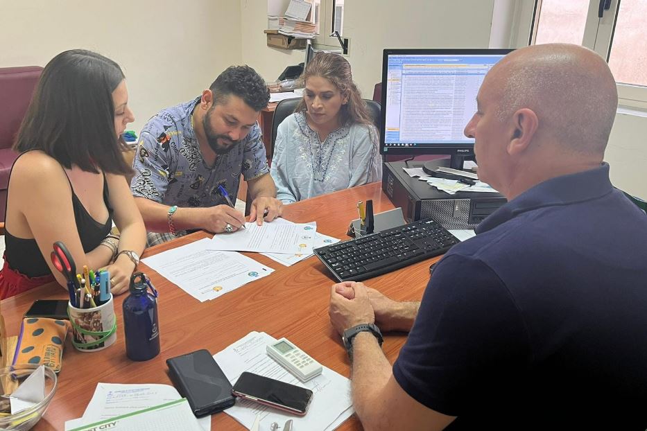 Il sindaco di Montegiordano firma il 'patto di accoglienza' con una famiglia di migranti