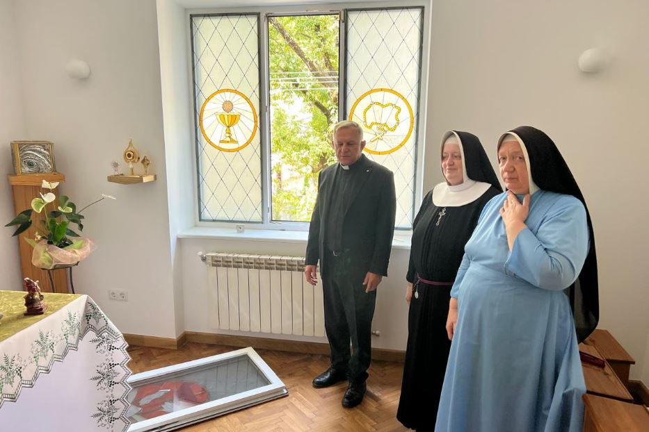 La visita dell'arcivescovo Mieczyslaw Mokrzycki nel monastero delle suore francescane della Famiglia di Maria devastato da un missile russo