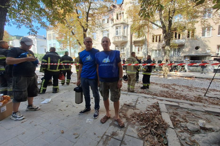 I volontari di Sant'Egidio fra i palazzi devastati dai due missili russi piombati su Leopoli