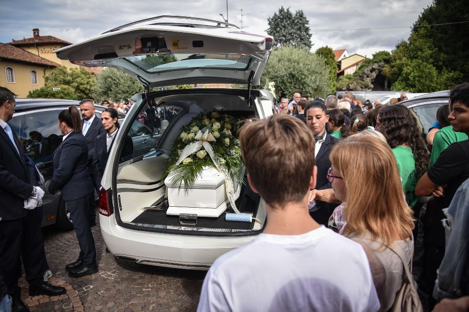 L'arrivo di uno dei feretri sul piazzale della chiesa