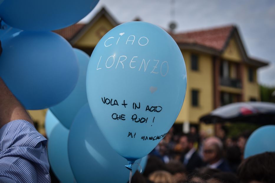 Palloncini per Lorenzo, il bambino ucciso dal fratello maggiore nella strage di Paderno