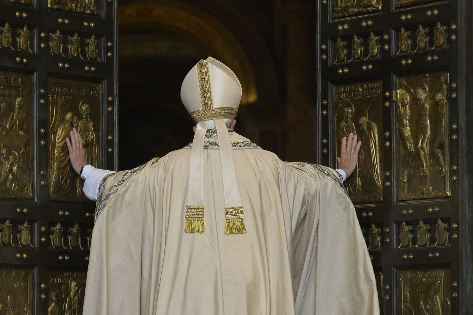 Papa Francesco all'apertura della Porta Santa l'8 dicembre del 2015