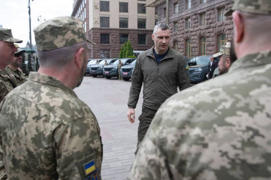 Il sindaco di Kiev, Vitaliy Klitschko, con i militari