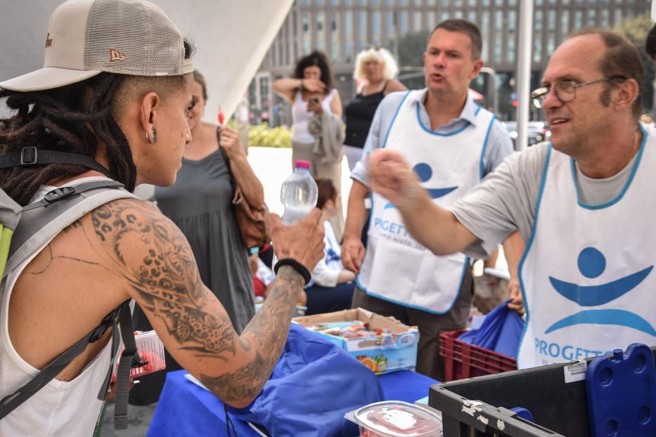 Volontari distribuiscono generi alimentari a Milano