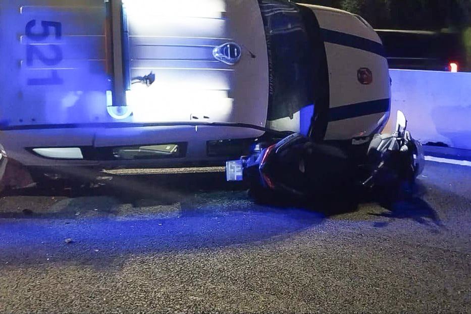 L'auto della Polizia Municipale sullo scooter che i vigili stavano rilevando