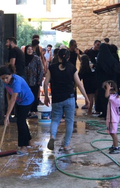 L'improvvisato accampamento di profughi nel convento di Tiro