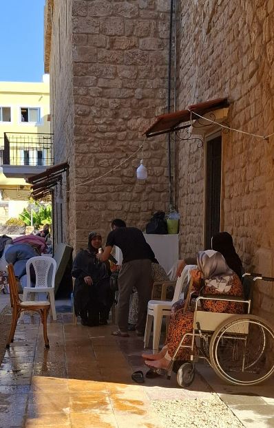 L'improvvisato accampamento di profughi nel convento di Tiro