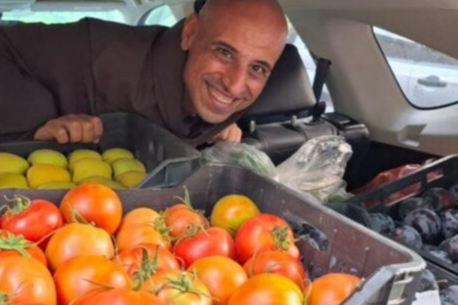 Padre Toufic, prima della nuova ondata di attacchi, mentre consegnava cibo ai villagi cristiani