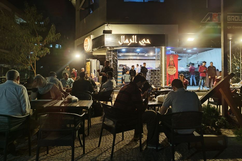 Nel quartiere di Nasr City, un famoso ristorante palestinese dove si ritrovano i gazawi del Cairo