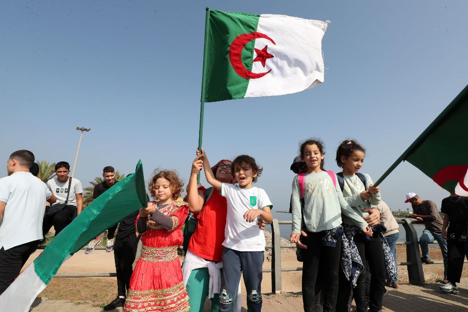 I bambini celebrano la festa dell'indipendenza in Algeria