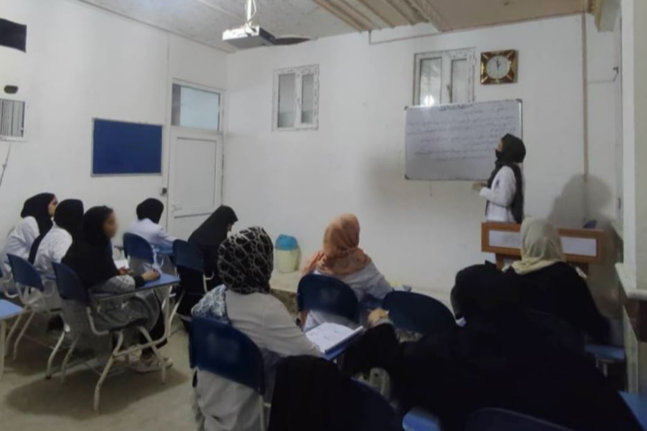 La classe di infermieristica ad Herat