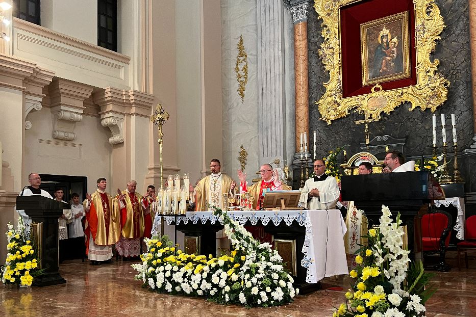 Il cardinale Pietro Parolin davanti all'immagine della Vergine nel santuario di Berdychiv a 180 chilometri da Kiev