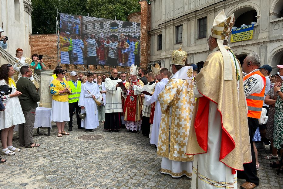 Il cardinale Pietro Parolin nel santuario mariano di Berdychiv per la conclusione del pellegrinaggio nazionale dei cattolici latini dell'Ucraina