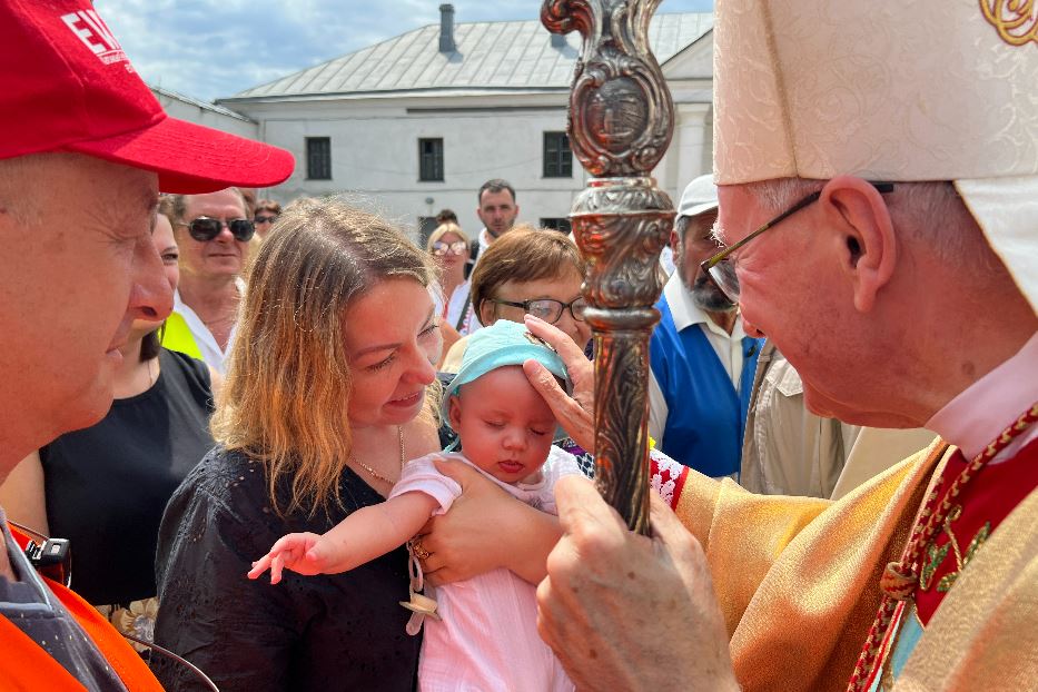Il cardinale Pietro Parolin fra i pellegrini nel santuario mariano di Berdychiv a 180 chilometri da Kiev